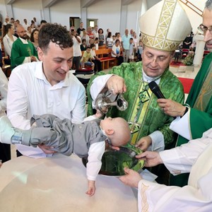 Biskup Šaško krstio sedmo dijete obitelji Lovrenović i četvrto dijete obitelji Ivić